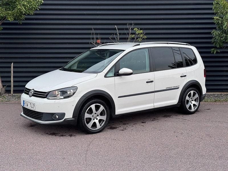 Vit Begagnad 2012 VW Touran Cross Minibuss | 94 900 kr (Marknadspris) - Bild 1/4