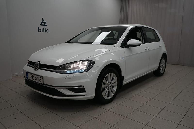Vit Begagnad 2018 VW Golf VII Halvkombi | 119 900 kr (Bra pris) - Bild 1/3
