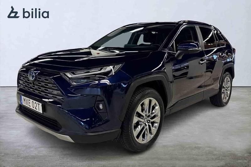 Mörkblå (blå) Begagnad 2022 Toyota RAV4 Hybrid Executive SUV | 399 900 kr (Bra pris) - Bild 1/1