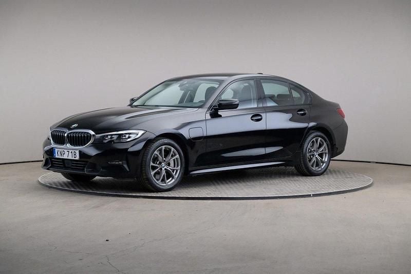 Svart (svart ii) Begagnad 2020 BMW 330e Sport Line Sedan | 269 000 kr (Superpris) - Bild 1/4