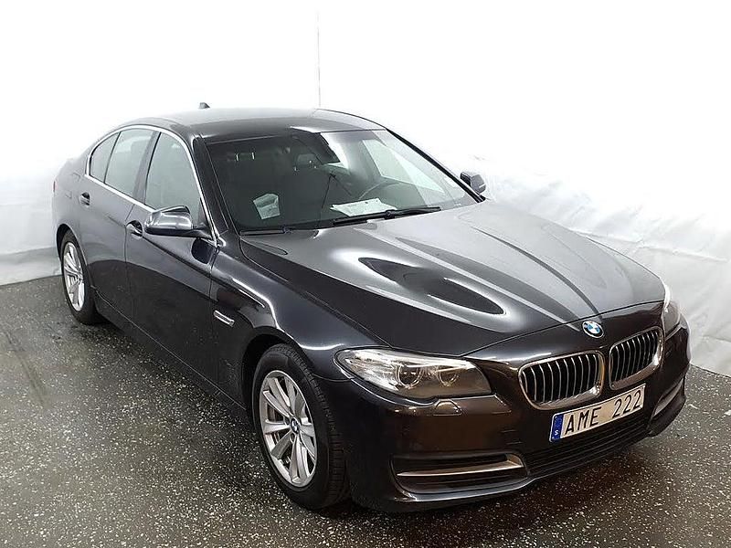 Vit Begagnad 2014 BMW 520 Sedan | 149 000 kr (Marknadspris) - Bild 1/4