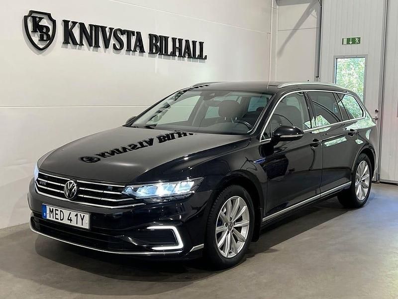 Svart Begagnad 2022 VW Passat GTE Kombi | 268 900 kr (Marknadspris) - Bild 1/4