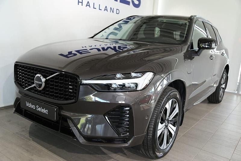 Grå Begagnad 2025 Volvo XC60 Plus SUV | 549 500 kr (Marknadspris) - Bild 1/4