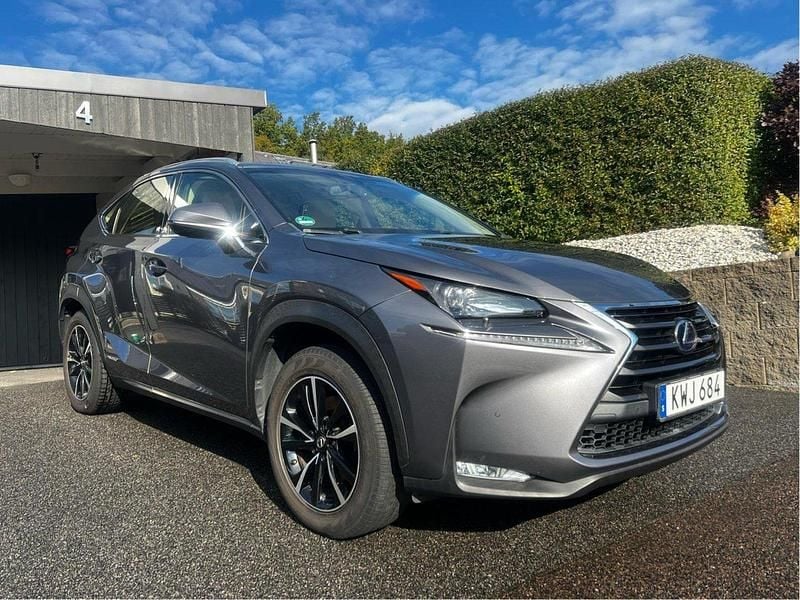 Grå Begagnad 2015 Lexus NX300h Business Edition SUV | 219 000 kr (Marknadspris) - Bild 1/4