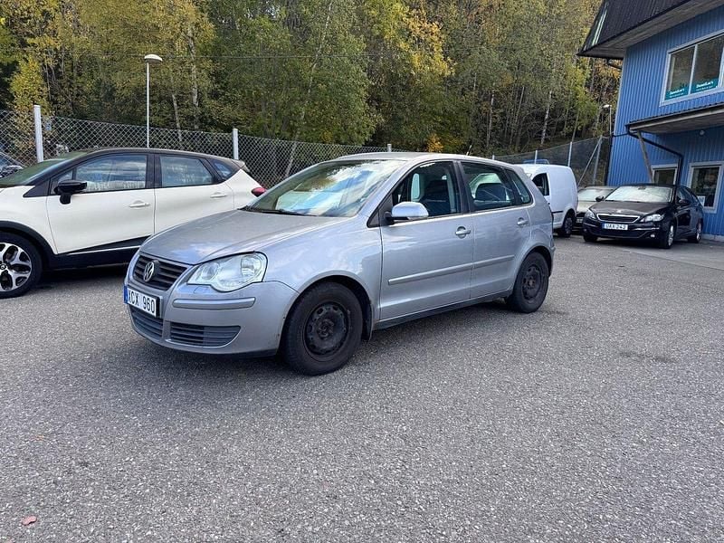Silver Begagnad 2005 VW Polo Comfortline Halvkombi | 29 900 kr (Marknadspris) - Bild 1/4