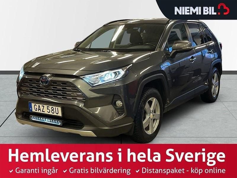Grå Begagnad 2019 Toyota RAV4 Hybrid SUV | 319 900 kr (Marknadspris) - Bild 1/3