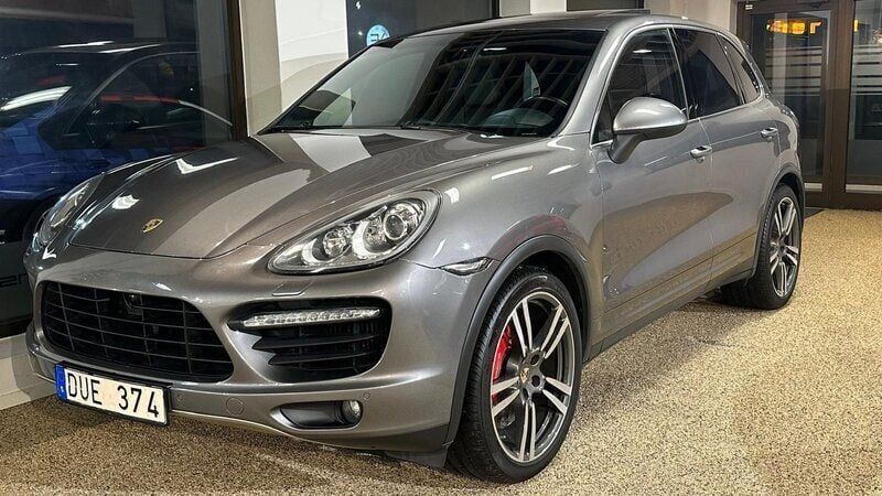 Grå Begagnad 2011 Porsche Cayenne Turbo SUV | 299 900 kr - Bild 1/4