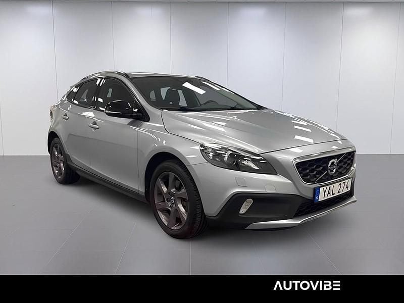 Silver Begagnad 2015 Volvo V40 Momentum Halvkombi | 174 900 kr (Marknadspris) - Bild 1/4