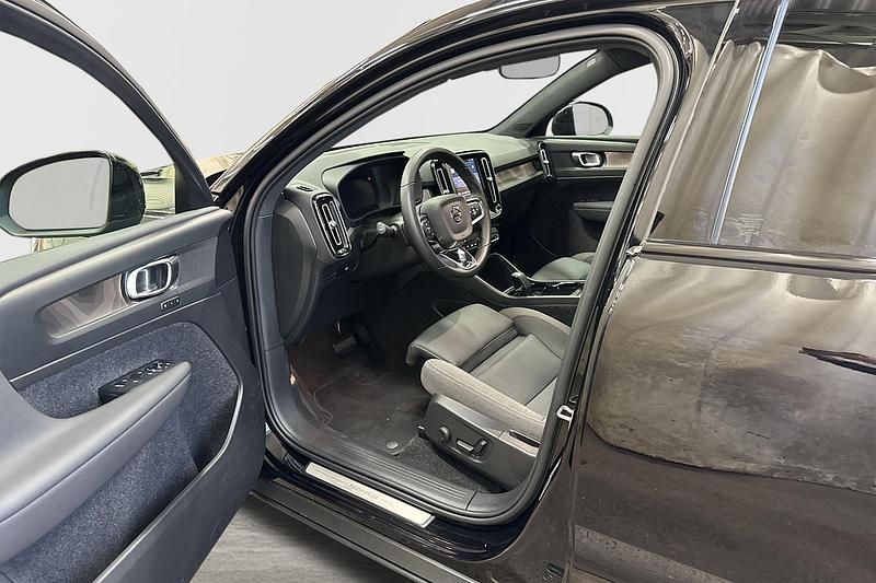 Begagnad Volvo C40 299 kW (407 HK) 2023 Svart SUV