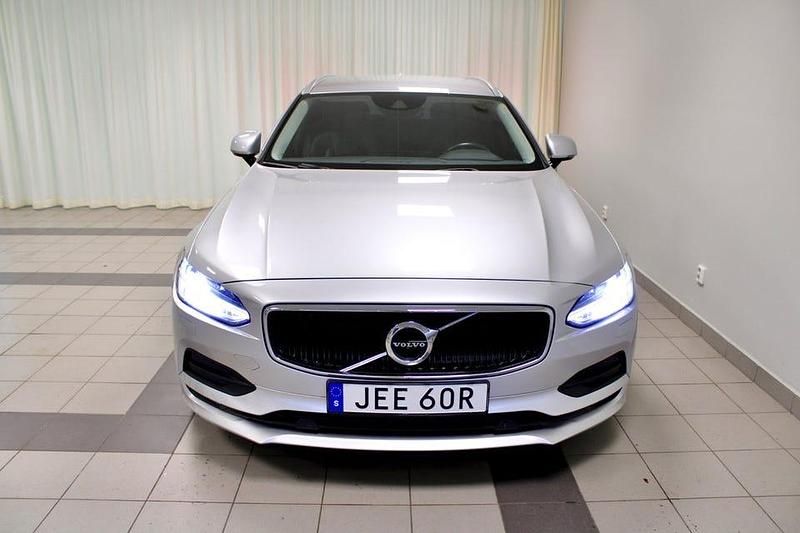 Begagnad Volvo V90 Momentum 150 HK (110 kW) 2020 Silver Kombi
