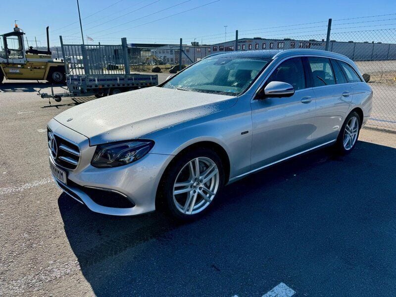 Silver Begagnad 2019 Mercedes E300 Avantgarde Kombi | 319 000 kr (Marknadspris) - Bild 1/4