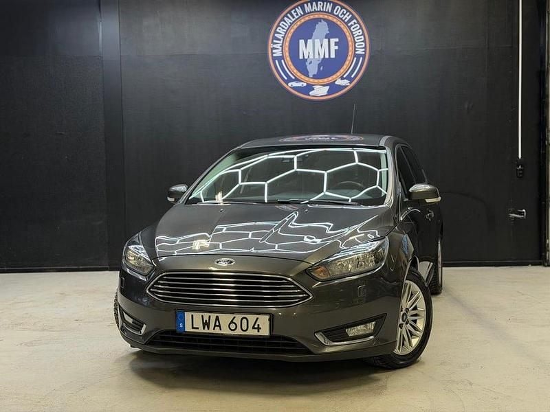 Grå Begagnad 2017 Ford Focus Titanium Kombi | 99 800 kr (Marknadspris) - Bild 1/4