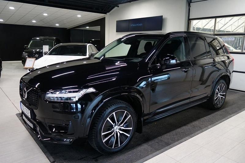 Svart Begagnad 2023 Volvo XC90 R-Design SUV | 599 000 kr (Marknadspris) - Bild 1/4