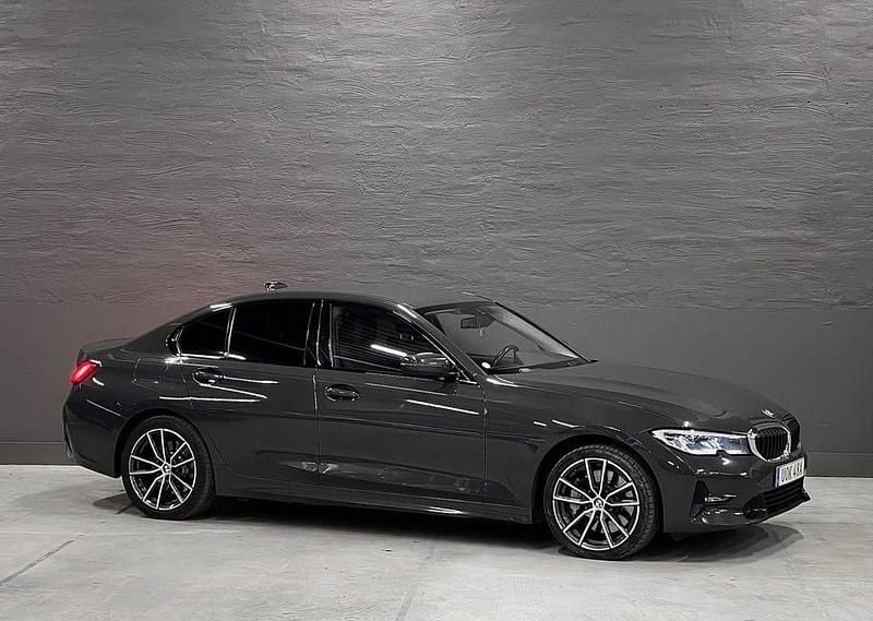 Grå metallic Begagnad 2020 BMW 330 Sport Line Sedan | 269 900 kr (Dyr) - Bild 1/4