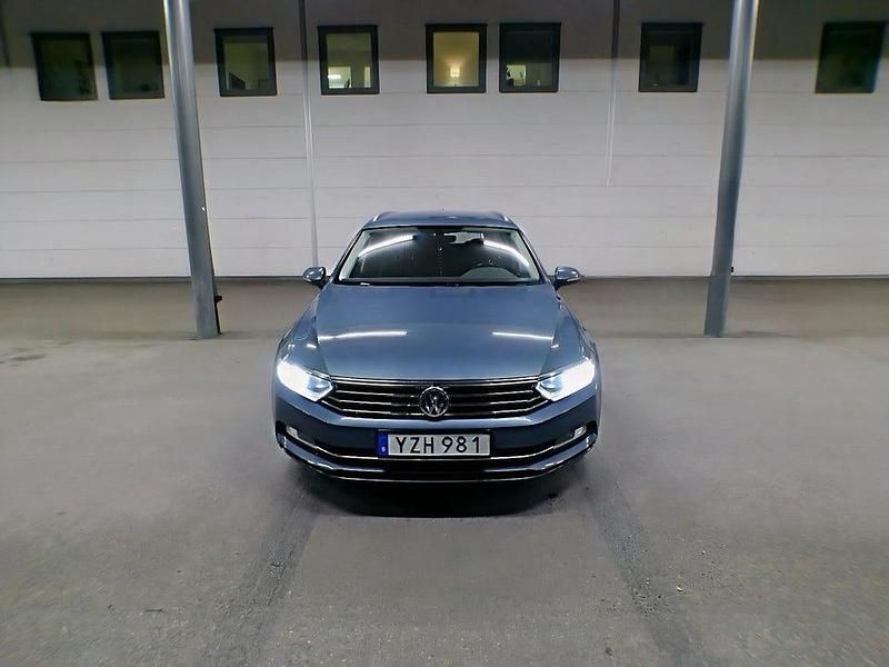 Blå Begagnad 2018 VW Passat Kombi | 133 900 kr (Marknadspris) - Bild 1/4