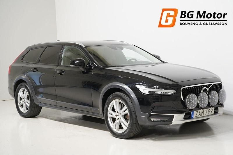 Svart Begagnad 2017 Volvo V90 CC Momentum Kombi | 204 600 kr (Marknadspris) - Bild 1/4