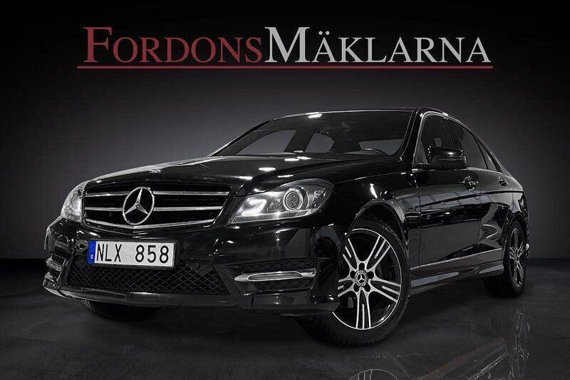 Obsidiansvart metallic Begagnad 2013 Mercedes C180 AMG Sedan | 77 900 kr (Superpris) - Bild 1/4