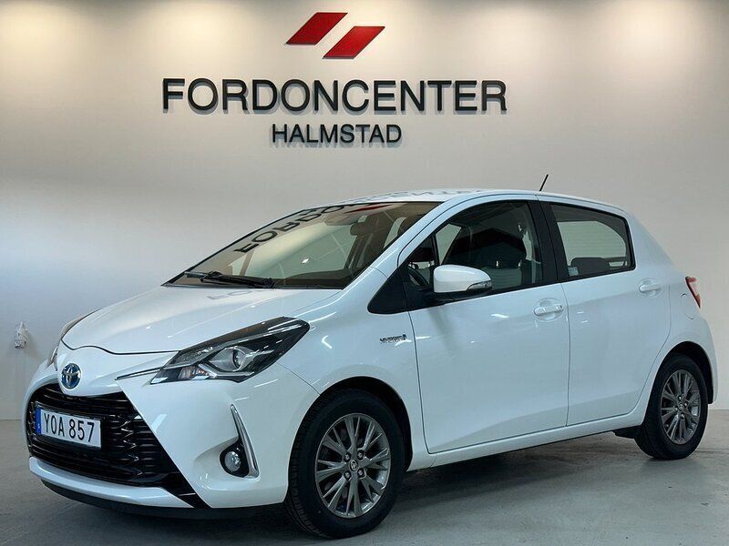 Vit Begagnad 2017 Toyota Yaris Hybrid Halvkombi | 135 900 kr (Marknadspris) - Bild 1/4