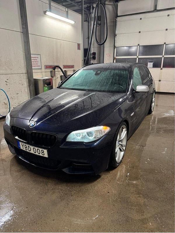 Blå Begagnad 2012 BMW M550 Sedan | 200 000 kr (Lite dyr) - Bild 1/4