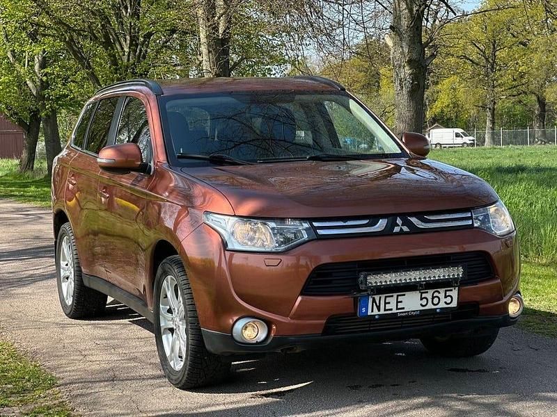 Brun Begagnad 2012 Mitsubishi Outlander Comfort Edition SUV | 84 999 kr (Marknadspris) - Bild 1/4