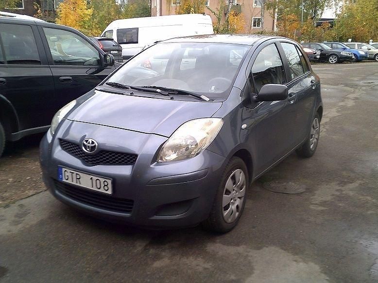 Blå Begagnad 2009 Toyota Yaris Halvkombi | 29 500 kr (Lite dyr) - Bild 1/2