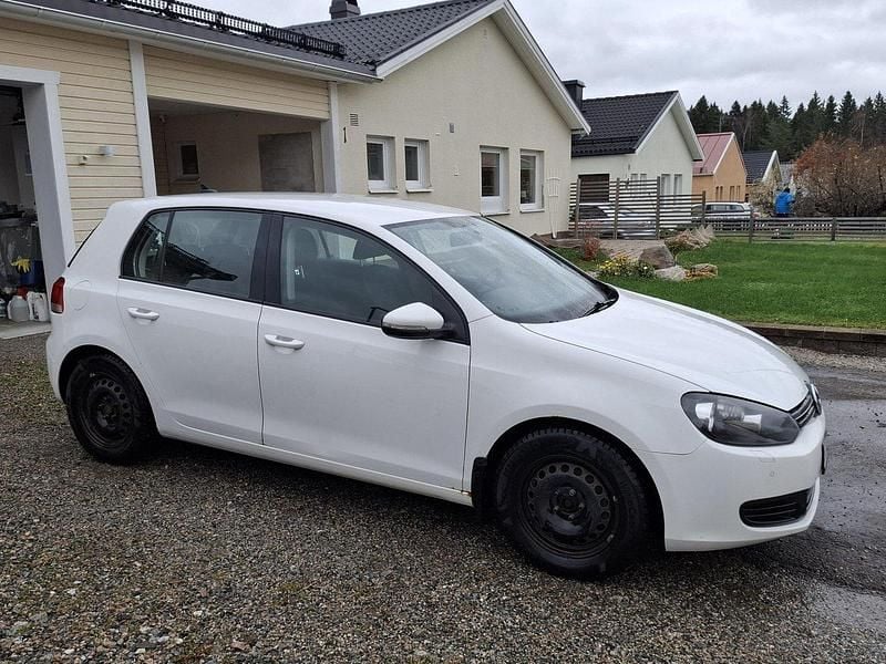 Vit Begagnad 2011 VW Golf VI Halvkombi | 54 000 kr (Marknadspris) - Bild 1/2