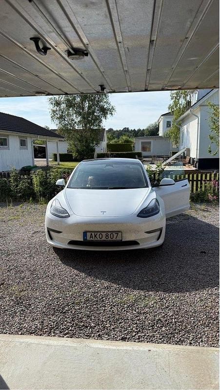 Vit Begagnad 2022 Tesla Model 3 Long Range Sedan | 350 000 kr - Bild 1/4