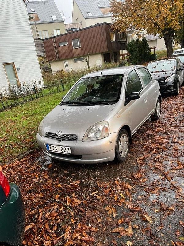 Silver Begagnad 2002 Toyota Yaris Halvkombi | 15 000 kr (Bra pris) - Bild 1/4