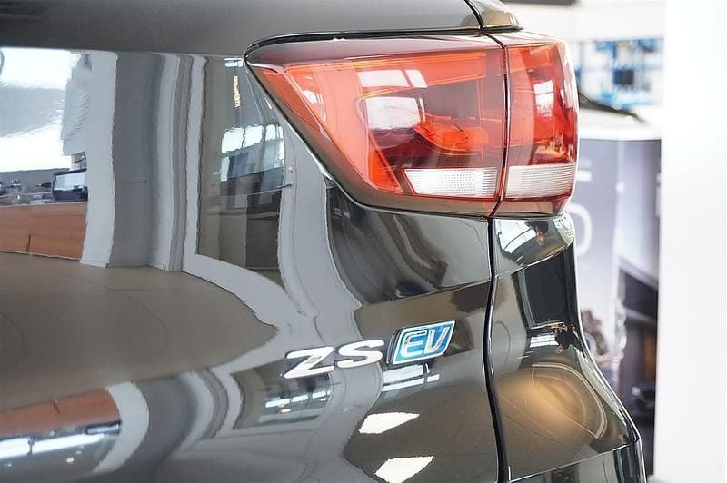 Svart Begagnad 2022 MG ZS Luxury SUV | 224 900 kr - Bild 1/4