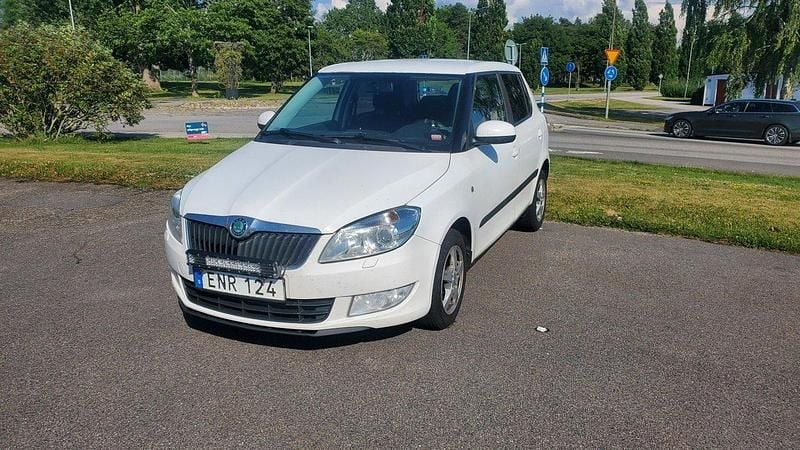 Vit Begagnad 2012 Skoda Fabia Ambiente Halvkombi | 22 000 kr (Marknadspris) - Bild 1/4