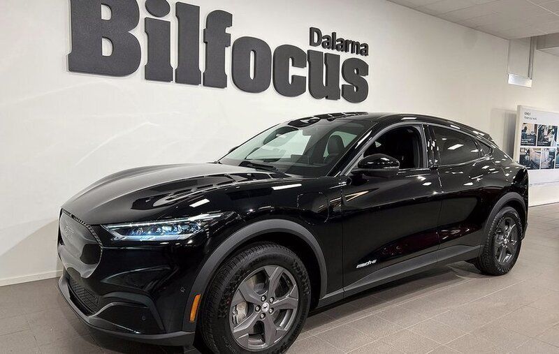 Svart Begagnad 2021 Ford Mustang Mach-E Standard Range SUV | 757 800 kr - Bild 1/4