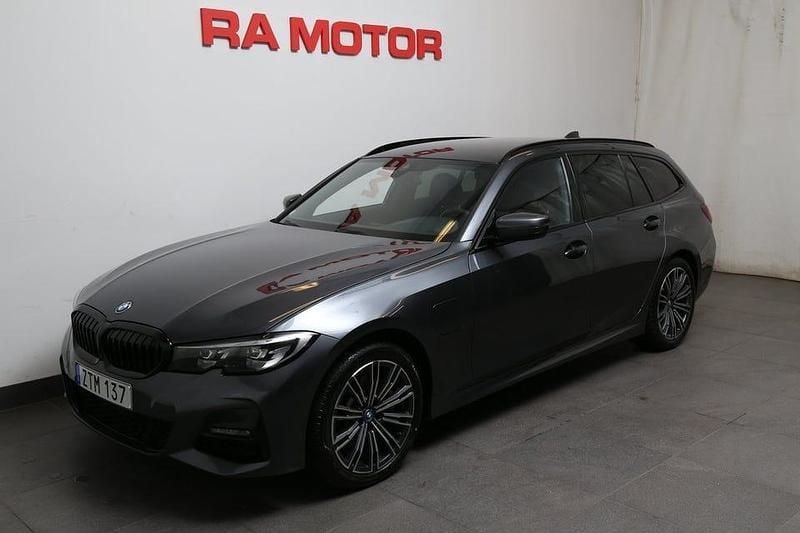 Grå (mineralgrey metallic Begagnad 2022 BMW 330 M Sport Kombi | 329 900 kr (Bra pris) - Bild 1/3