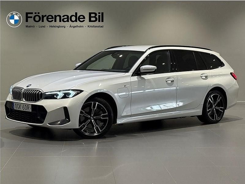 Vit (mineral vit metallic) Begagnad 2024 BMW 330e M Sport Kombi | 454 000 kr (Bra pris) - Bild 1/4