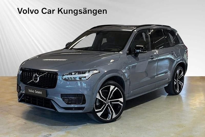 Grå Begagnad 2022 Volvo XC90 Pro SUV | 619 900 kr (Marknadspris) - Bild 1/3