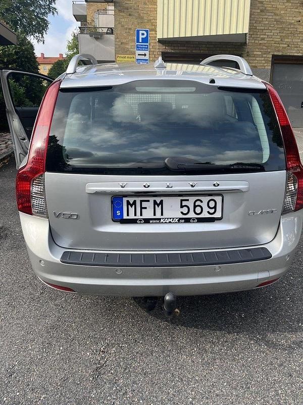 Grå Begagnad 2012 Volvo V50 Momentum Kombi | 95 000 kr (Lite dyr) - Bild 1/4