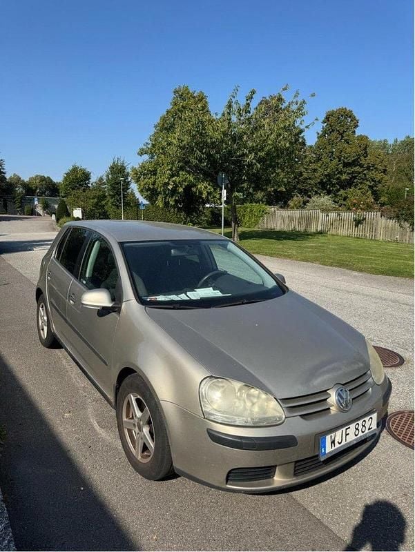 Brun Begagnad 2005 VW Golf IV Trendline Halvkombi | 10 000 kr (Superpris) - Bild 1/3