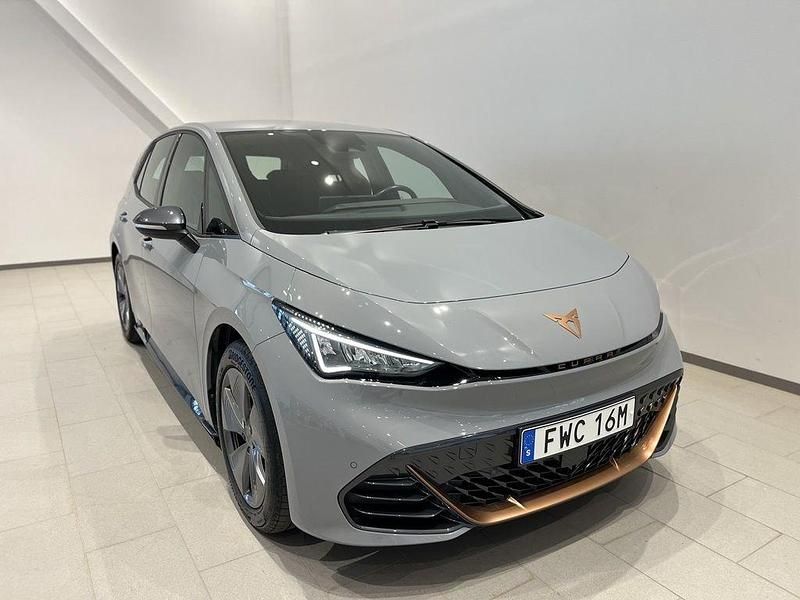 Ljusgrå (vapor grey) Begagnad 2022 Cupra Born Halvkombi | 249 900 kr (Bra pris) - Bild 1/4