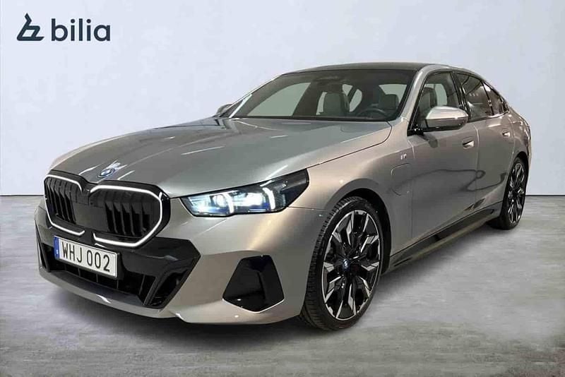 Grå Begagnad 2024 BMW 550e Sedan | 838 000 kr - Bild 1/1