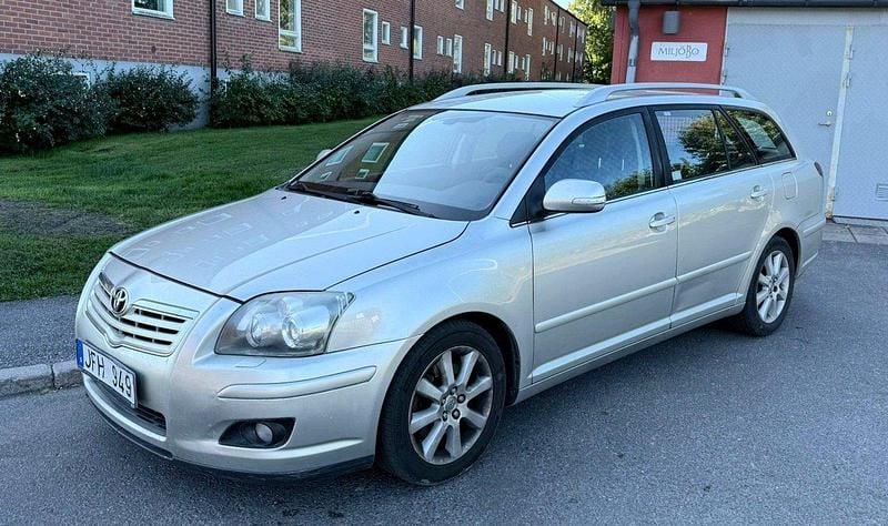 Silver Begagnad 2006 Toyota Avensis Kombi | 29 900 kr (Superpris) - Bild 1/4