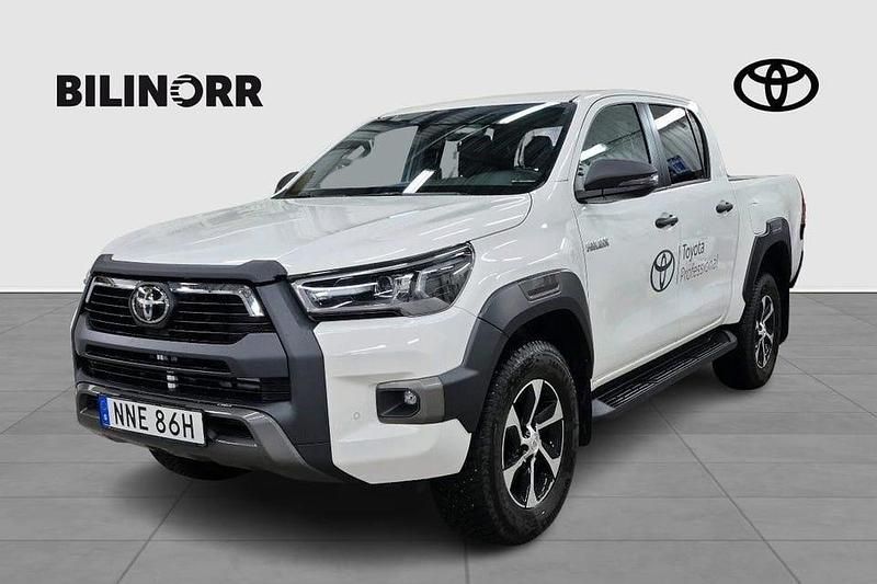 Vit Begagnad 2024 Toyota HiLux Comfort Pickup | 699 900 kr (Marknadspris) - Bild 1/4
