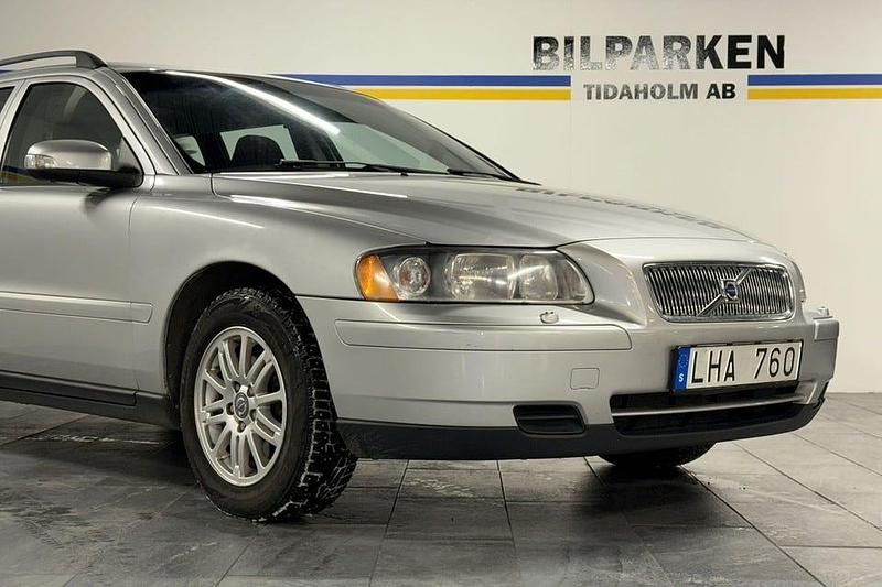 Begagnad Volvo V70 Kinetic 170 HK (125 kW) 2006 Ljusgrå Kombi