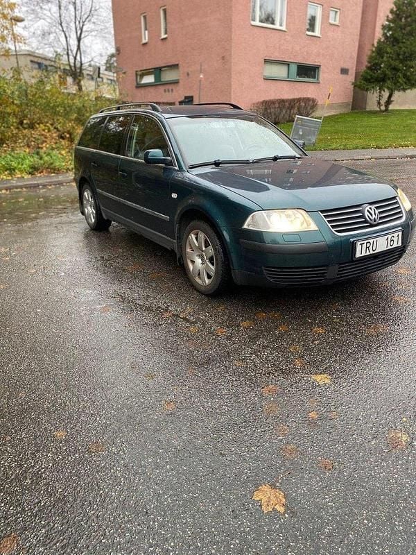 Grön Begagnad 2003 VW Passat Kombi | 11 000 kr (Bra pris) - Bild 1/4