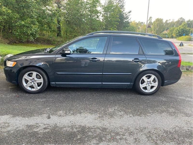 Grå Begagnad 2009 Volvo V50 Kinetic Kombi | 53 000 kr (Marknadspris) - Bild 1/4