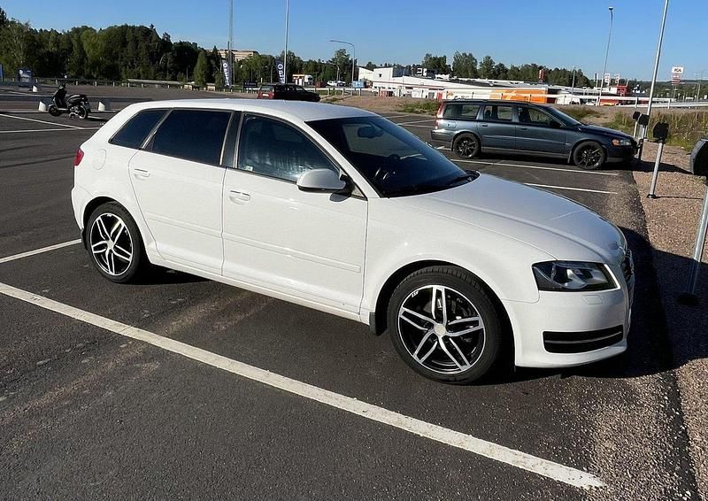 Vit Begagnad 2013 Audi A3 Sportback Attraction Halvkombi | 65 000 kr (Superpris) - Bild 1/4