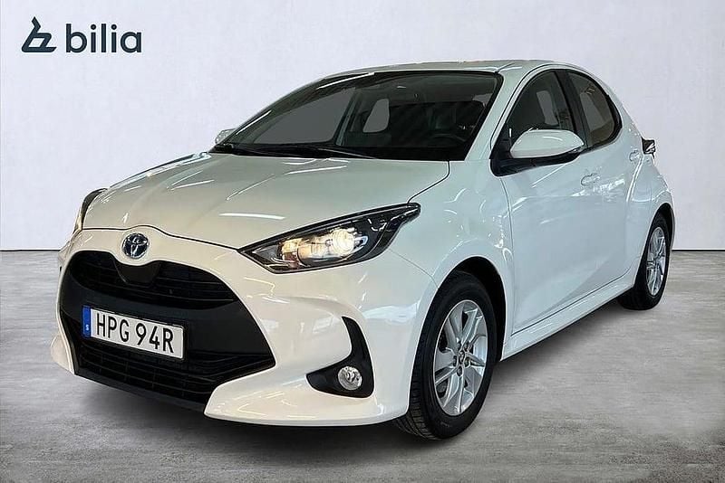 Vit Begagnad 2022 Toyota Yaris Hybrid Active Halvkombi | 209 900 kr (Marknadspris) - Bild 1/4