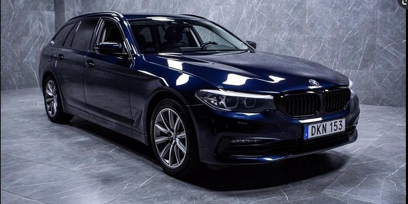 Blå Begagnad 2019 BMW 520 Sport Line Kombi | 219 900 kr (Superpris) - Bild 1/4