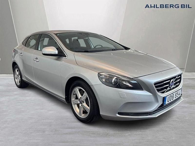 Silver Begagnad 2015 Volvo V40 Momentum Kombi | 169 500 kr (Marknadspris) - Bild 1/4