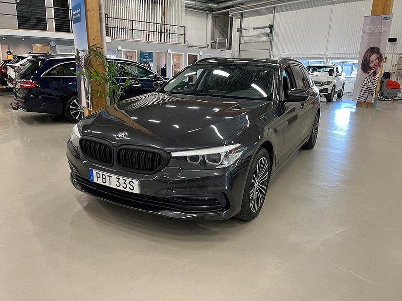Grå Begagnad 2020 BMW 520 Sport Line Kombi | 249 000 kr (Bra pris) - Bild 1/4