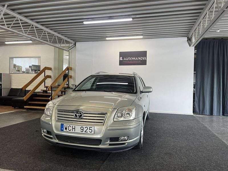 Ljusgrön Begagnad 2004 Toyota Avensis Kombi | 29 900 kr (Marknadspris) - Bild 1/4
