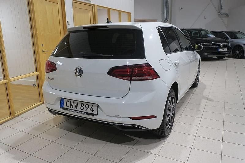 Begagnad VW Golf VII 110 HK (80 kW) 2018 Vit Halvkombi